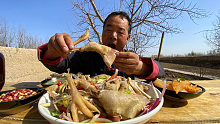 食叔爱吃手撕鸡，5斤小母鸡直接下锅炖，做个椒麻鸡，不忘喝口酒