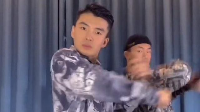 表演一个人类高质量男性跳舞#人类高质量演绎大赛 #袋鼠摇手 #人类高质量男性舞蹈