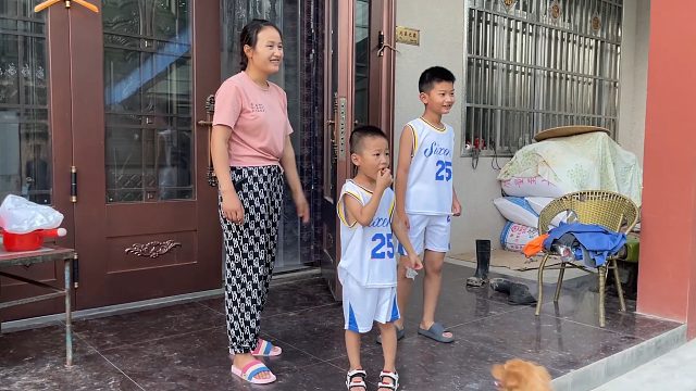 超市衣服打折了，妈妈花92元买了三套衣服，回家儿子穿上真帅气