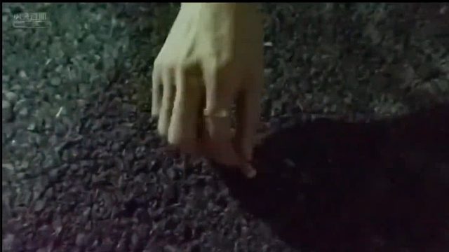 30日，麻小帅跟放纵连麦打PK输掉了，被放纵惩罚开播户外捡烟头 #星秀爆料站#