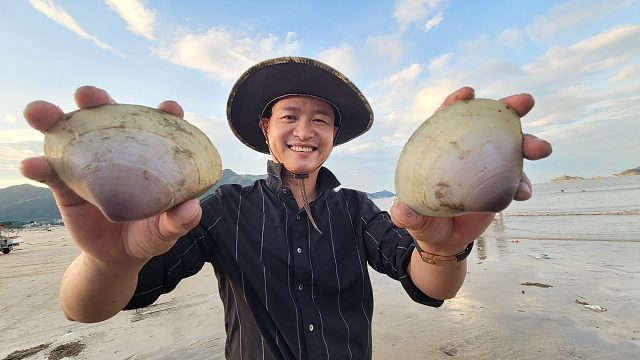 台风后海滩上发现拳头大的蛤蜊，一百块买了一大锅，大伙吃过瘾了