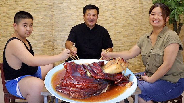 儿子闹着吃东坡肘子，酥烂入味入口即化，剩下的汤汁蘸馒头太香了