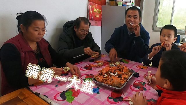 带着神钩到乱石海域赶海，海岸边全是海鲜，抓了几十只全家一起吃