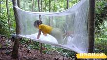 女生穿个健身衣服到森林户外，背一书包保鲜膜，原始做胶带帐篷