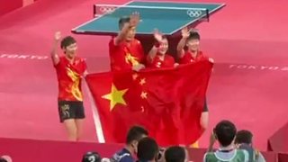 我们是冠军！%乒乓球女团中国队战胜日本队夺冠赛后教练李隼率领女团将士向场边观众鞠躬致意！