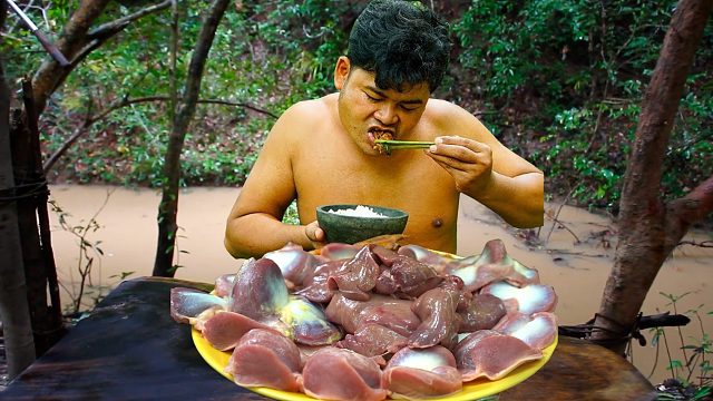 村里的鸡杂真鲜嫩，切一盘配咖喱酱，大咬真过瘾