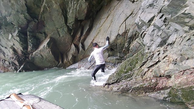 小明发现悬崖峭壁上长满美味海鲜，冒险爬上峭壁采摘，看着都害怕