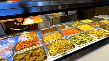精装修盒饭店，17元一荤三素，红烧狮子头