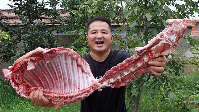 238买了一扇羊排和一根羊蝎子，用传统做法秘制一锅，啃过瘾了