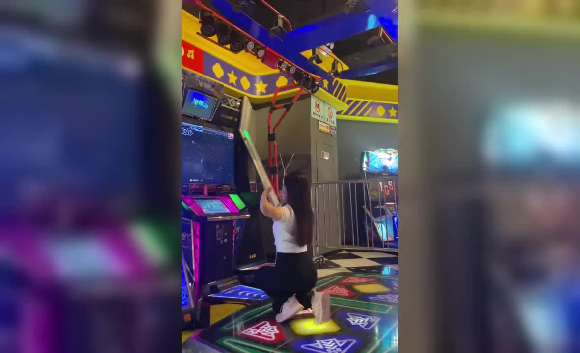 来看美女玩跳舞机