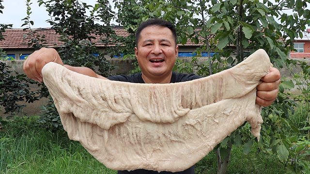 220元买了一挂驴板肠，做成特色水煮驴板肠，美酒佳肴，过瘾了