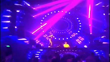 夜生活開始，蹦迪開始了