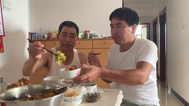 华一找工作父亲下厨招待，他说我对工作很挑，月薪两三千怎么养家