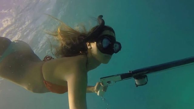 中国台湾女孩在澳洲自由潜水打鱼，你要一起吗？