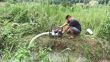 荒废的小水坑发现有动静，赶紧搬来抽水机，把水抽干高兴坏了