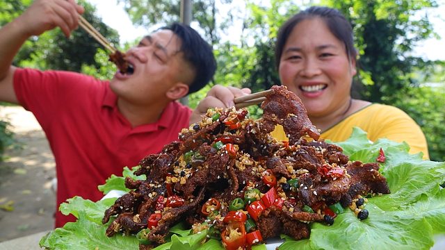 天热也不能瘦？胖妹顿顿要吃肉，香脆油炸小酥肉，看着让人口水流