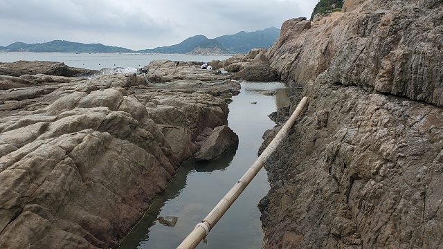 望不到边的长形坑惊喜一波又一波，光一条神秘大鱼花50分钟才制服