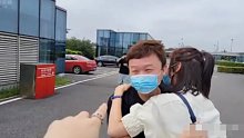 费尽周折终于接到鳕熊！阿布怂恿场控和鳕熊拥抱#星秀爆料站#