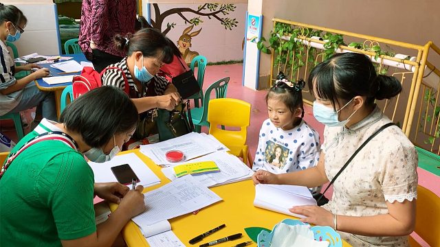 幼儿园开学了，900元一学期有点贵，为孩子都值了