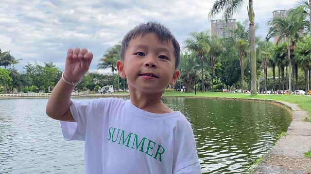 父亲问4岁儿子：爸爸妈妈同时掉进水你救谁？孩子的回答让人意外