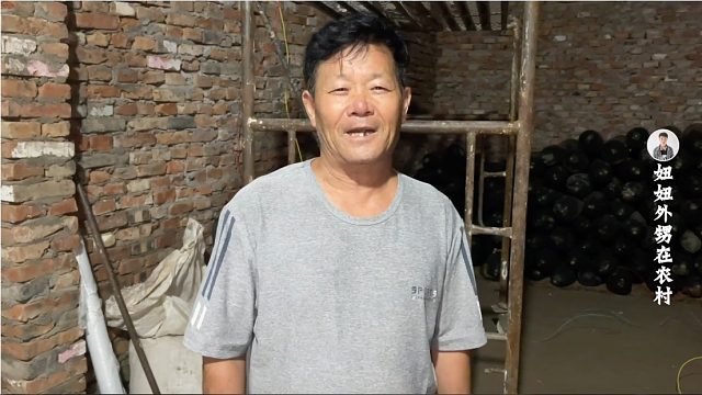 亲戚来家帮忙搬冬瓜，老爸因为饭菜太少训老妈，舅姥爷一句话真绝