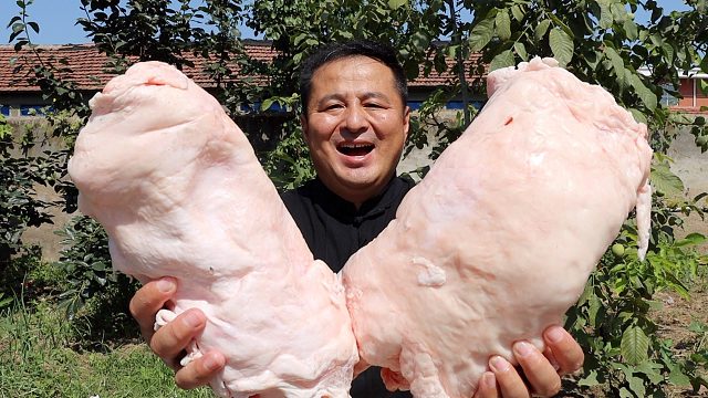 40元买了10斤猪板油，炼了一坛猪油，剩下的油渣下酒喝，真香