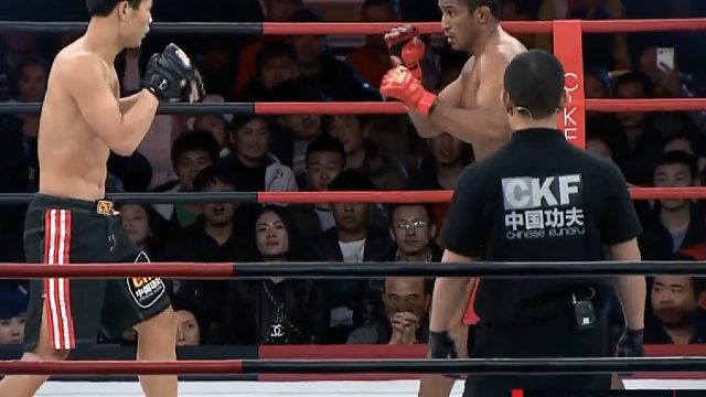 地面缠斗，看悍将重拳出击