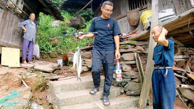 意外钓获高价值鱼种！看到屋旁的鱼这么好钓，老人也想入坑路亚了