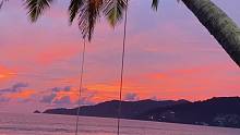 普吉岛芭东海滩的粉色晚霞