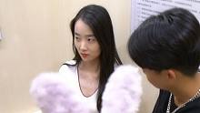當(dāng)在電梯里上演歌唱比賽 路人小姐姐的才藝讓我們目瞪口呆