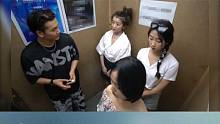 美女在電梯用洗腳盆喝可樂(lè)到底是什么原因#搞笑#
