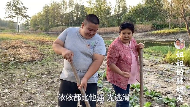 一家人下地干活，老公干了啥气的婆婆要揍他，小伙解压方式真特别