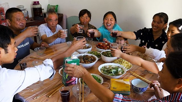 中秋佳节已来到，胖妹带娃回娘家，10个菜围一桌，边吃边聊笑呵呵