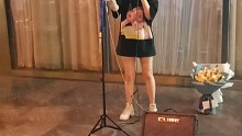 派星兒街頭賣(mài)唱