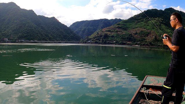 河中央向巨物鱼群中扔个15克铁板，瞬间大弯弓，拔河10多分钟出水