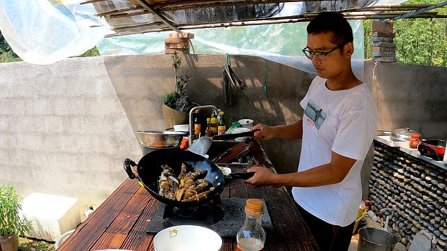 生怕原生缸里的斑鳜吃吸鳅，果断含泪处理，鳜鱼丝瓜看着就流口水