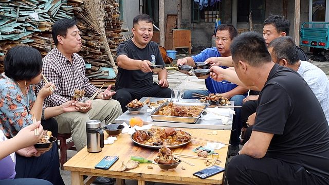 刚哥买来12斤猪棒骨，大蒙炖了一大锅，喊来一帮朋友喝酒吃肉