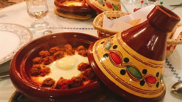 能从一个摩洛哥歌单聊到创新菜，说明大晚上聊吃那是传统艺能了