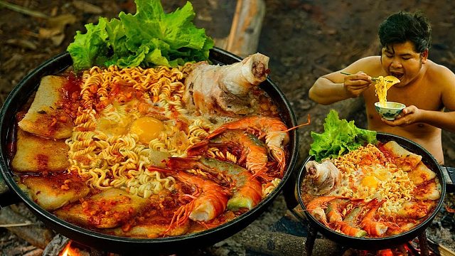 原始森林里煮火锅，泡面猪蹄配龙虾，一人一锅真过瘾