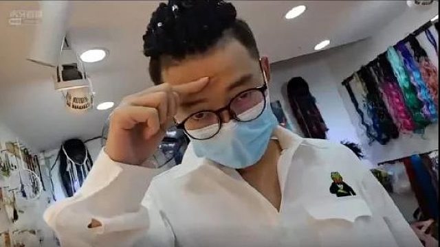 宇文泡个性新发型，大梁为其配上音乐，罕见换发型的宇文泡一头脏辫闪亮亮相！#星秀爆料站#