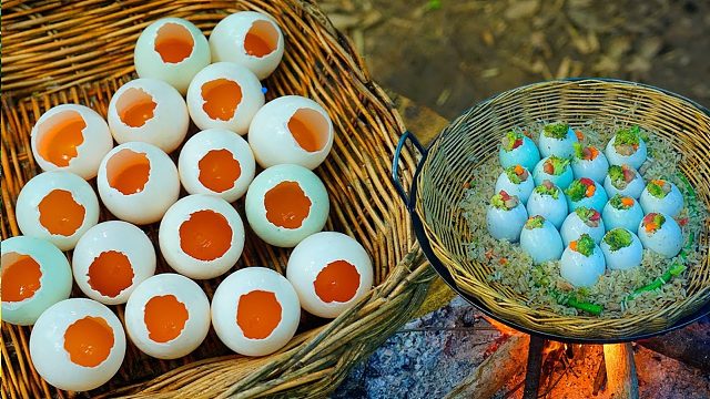 把煲仔饭塞进鸭蛋里，做一个煲仔蛋，一口一个味真鲜