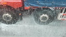 雨中货车飞溅