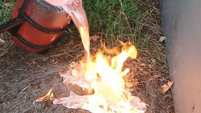 【实验】地下长了个马蜂窝？一桶高温铝水浇下去就没了！