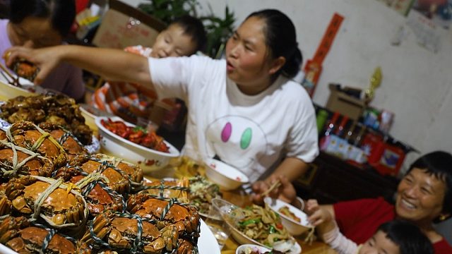 胖妹赶集溜一圈，大闸蟹自由就实现，配上8个拿手菜，吃过瘾了