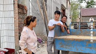一家人在家收玉米，老媽主動提出拿1000元發(fā)工資，結局小伙太可憐