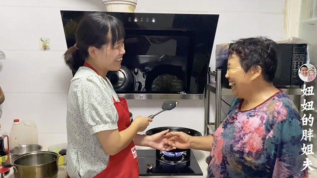 小两口逛街到半夜，刚进门婆婆就开始发火，得知原因儿媳转身就走