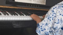 外甥弹钢琴