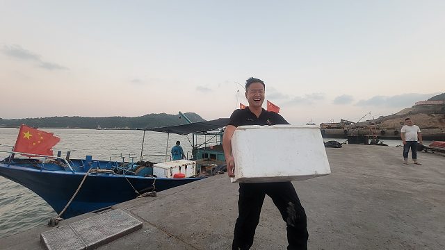 朋友把刚捕到满满一箱海鲜送小明，村花做一桌美食十几个人吃撑了