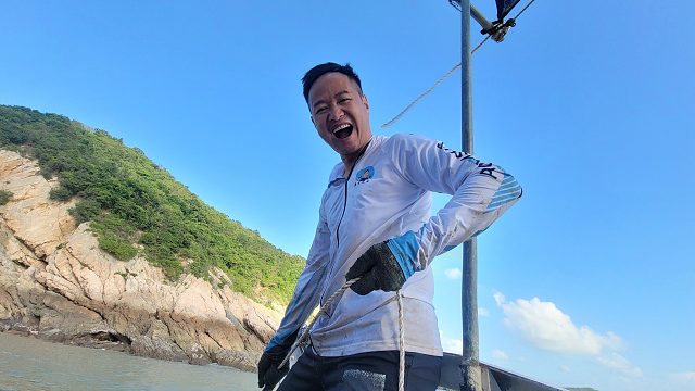 五天前放的笼子困住一对凶猛的宿敌，大战一触即发被小明一网打尽