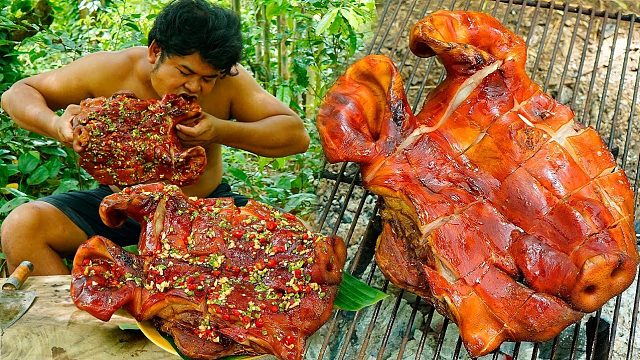 山里的八戒真肥，砍下头烤熟配酸辣酱，咬一口味真鲜